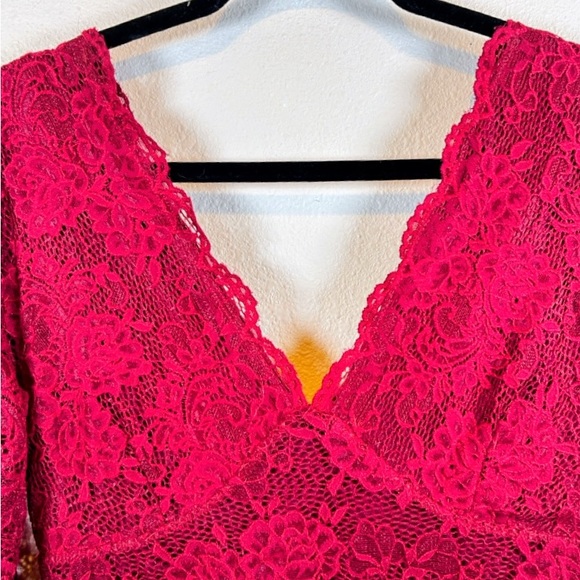 Elegant Windsor Cranberry/Burgundy Lace Formal Dress. Deep V front/back. Size M - Picture 4 of 8
